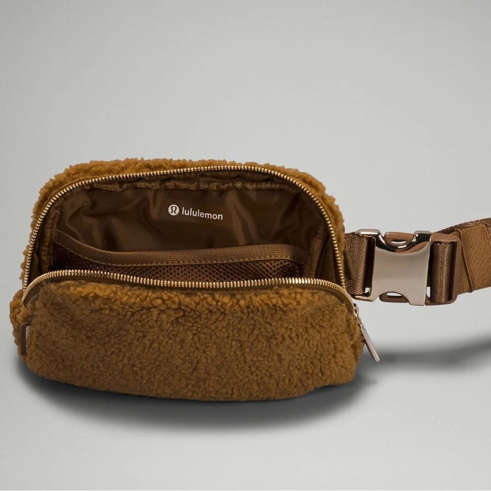 Lululemon Everywhere Belt Bag 
Burnt Caramel *Fleece* Sherpa JUST FEW LEFT 🎉 - Picture 4 of 7